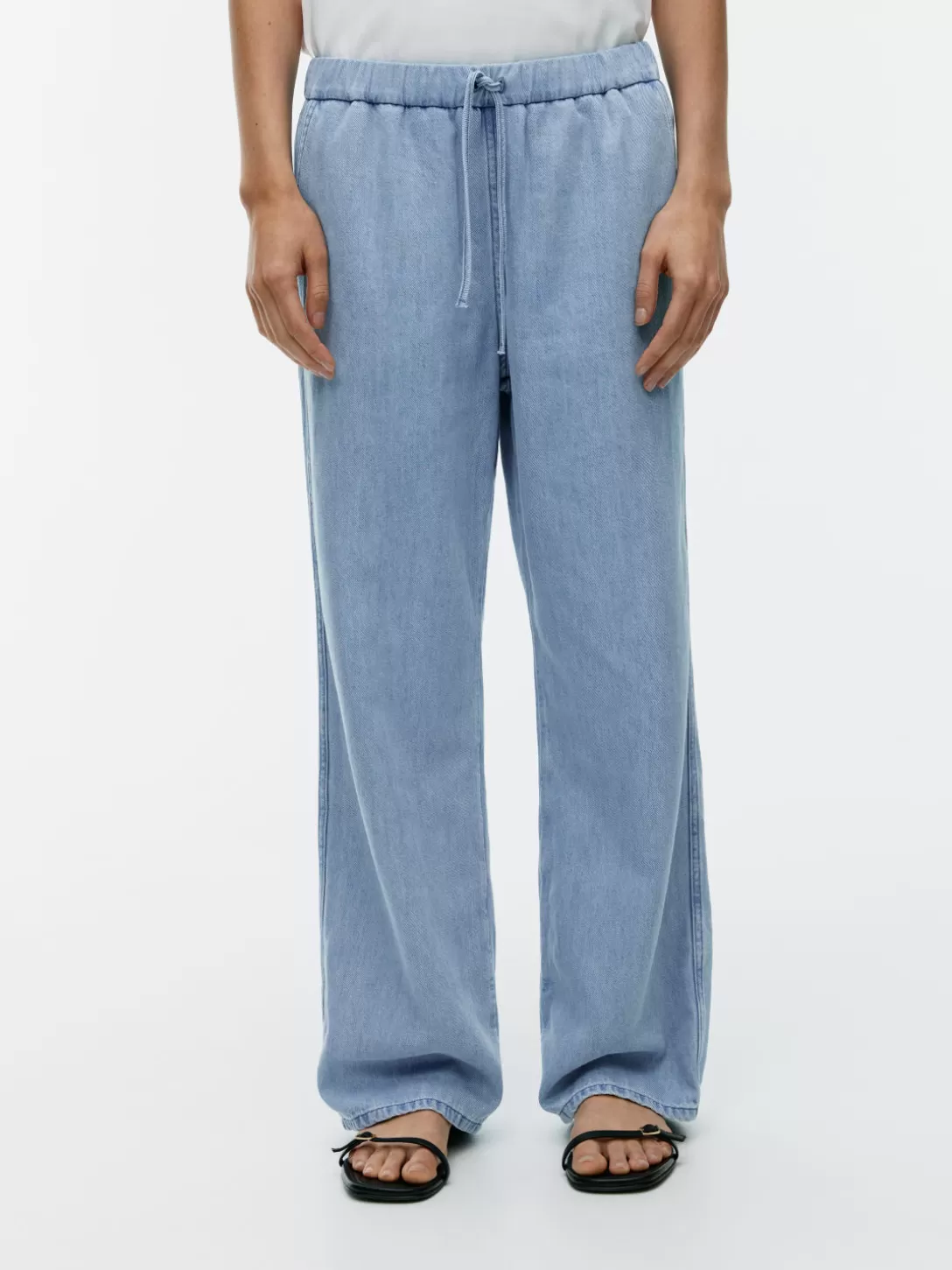 ARKET Denimbyxa Med Dragsko- Stickade Tröjor Och Koftor | Jeans